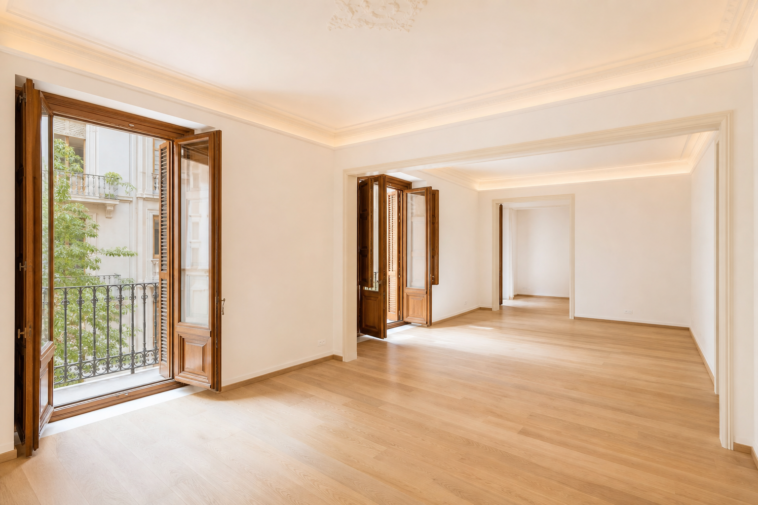 Salón reformado con suelo claro y balcones restaurados